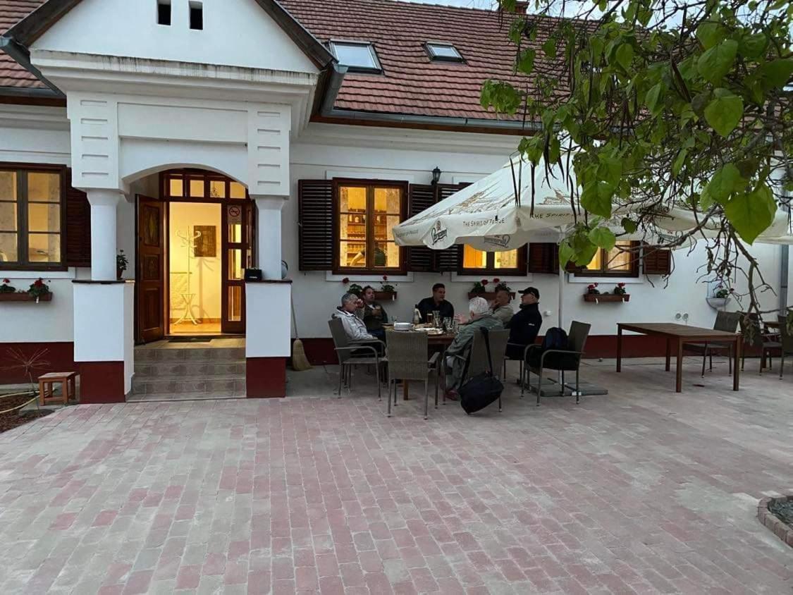 Noble'S Panzio Es Etterem Bed & Breakfast Nemesnep Exterior photo