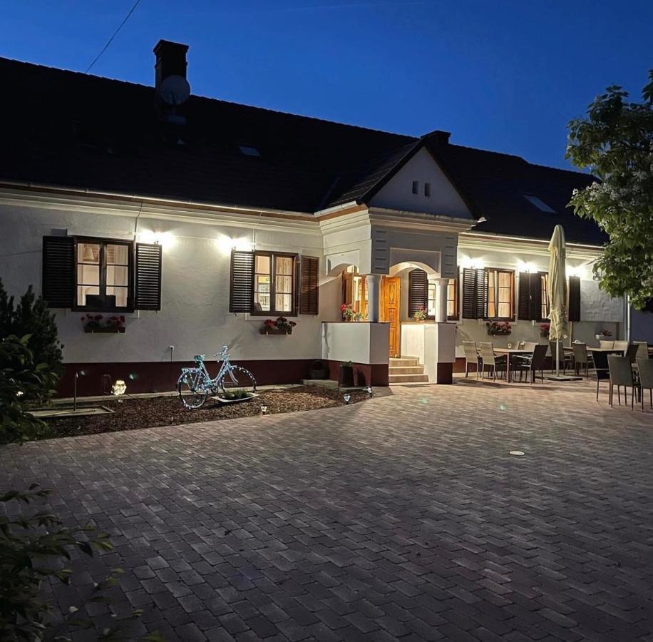 Noble'S Panzio Es Etterem Bed & Breakfast Nemesnep Exterior photo