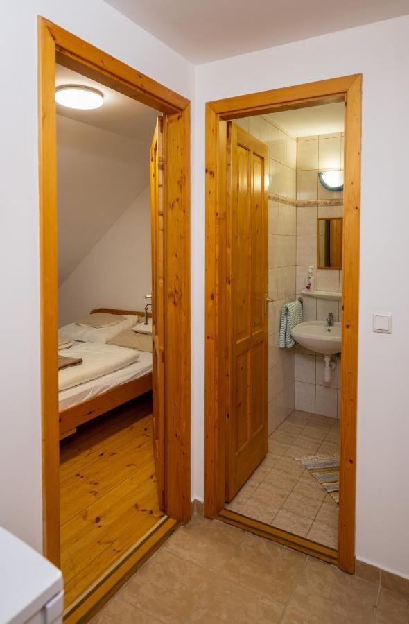 Noble'S Panzio Es Etterem Bed & Breakfast Nemesnep Exterior photo